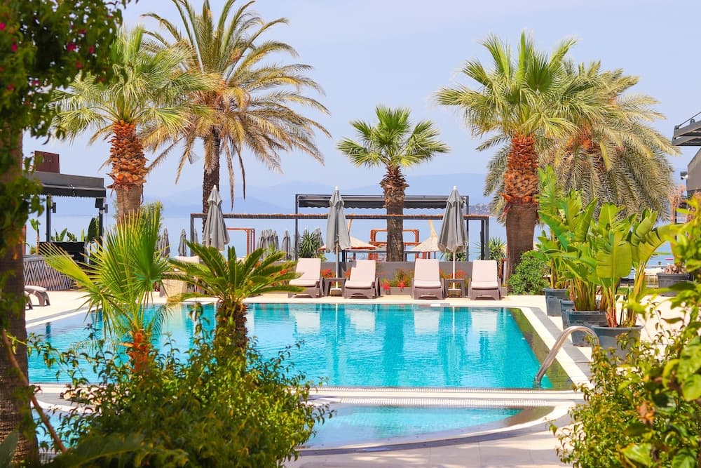 Moyo Luxury Hotel & Beach - Image 1