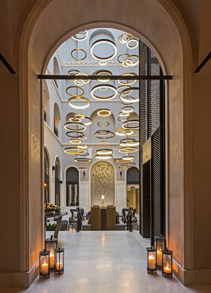 10 Karakoy İstanbul - Özel Sınıf - Image 1