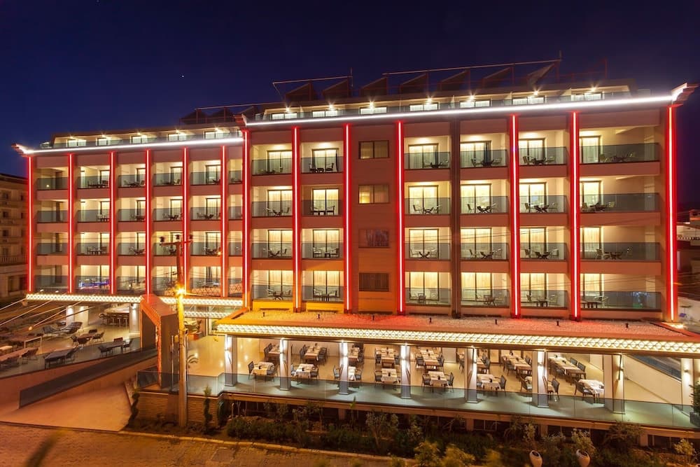 Aurasia Deluxe Hotel - Image 1