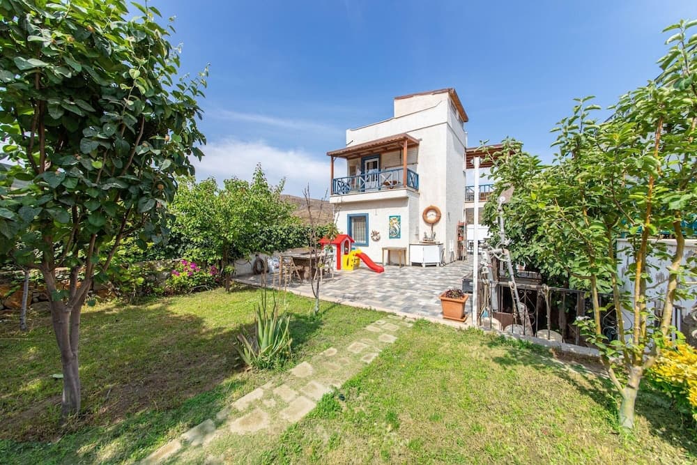Bodrum'da Barbekü ve Bahçesi Olan Deniz Manzaralı Konforlu Ev