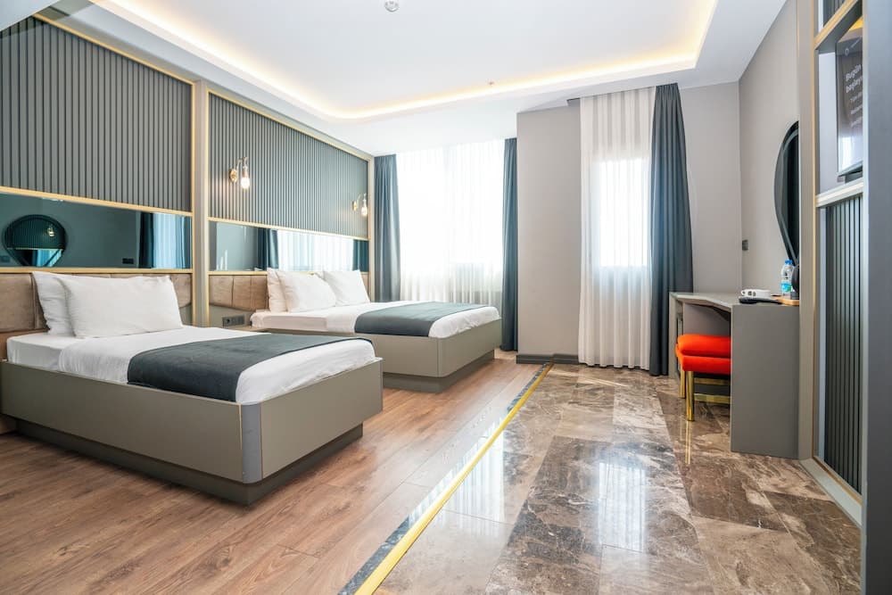 216 Ruby Süit - Image 1