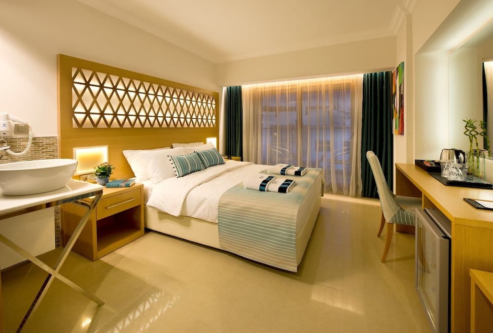Aurasia Deluxe Hotel - Image 3