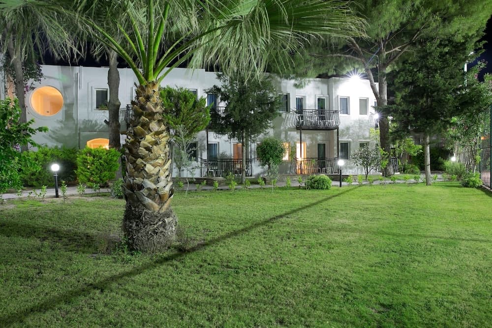 Bodrum Sea Side Beach Club Otel - Image 1