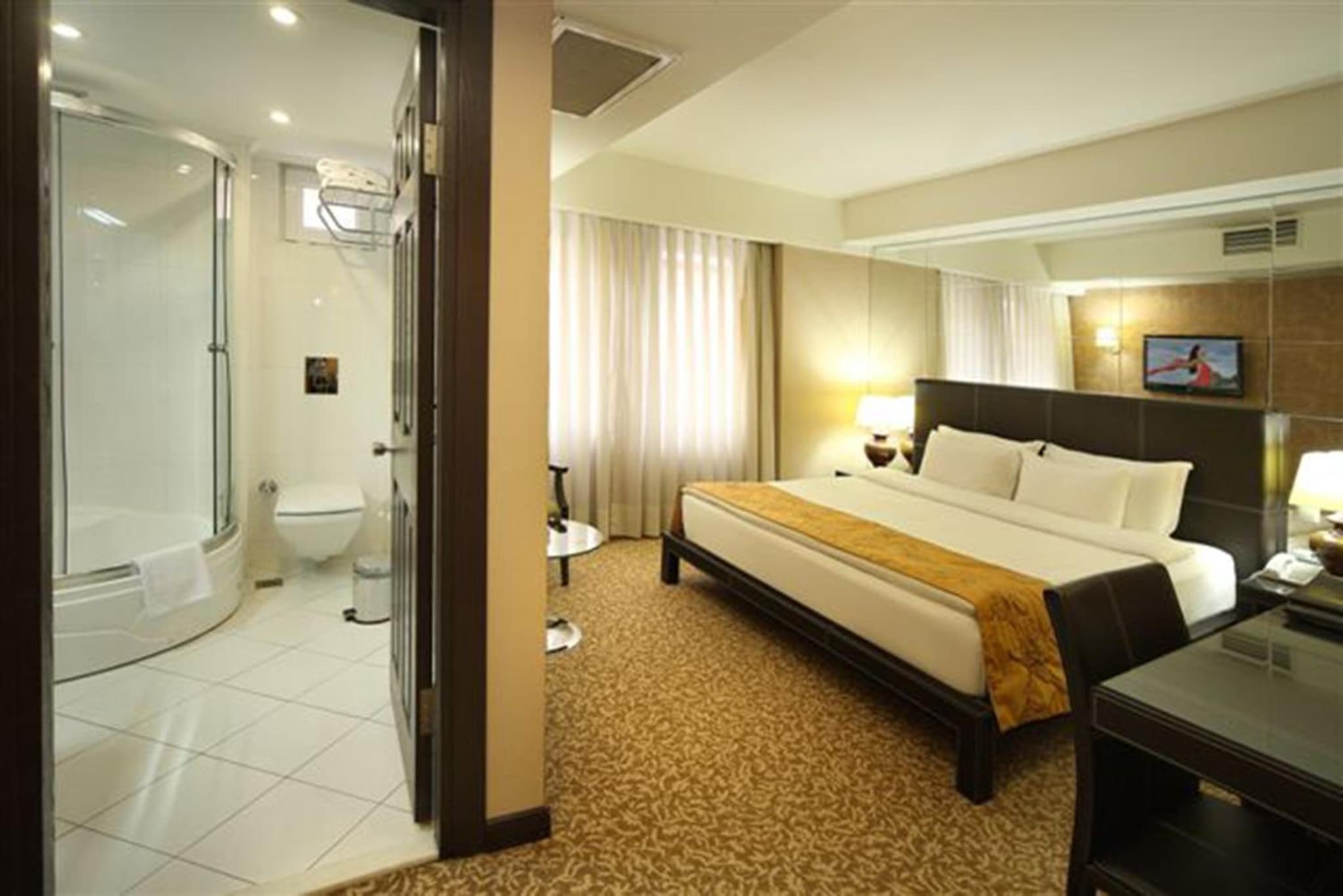 Cartoon Hotel - Image 1