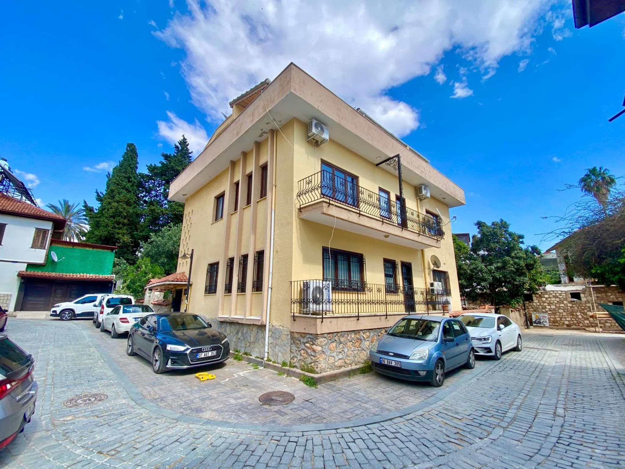 Ali Apart - Image 1