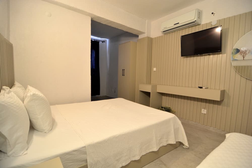 Ados Hotel - Image 3