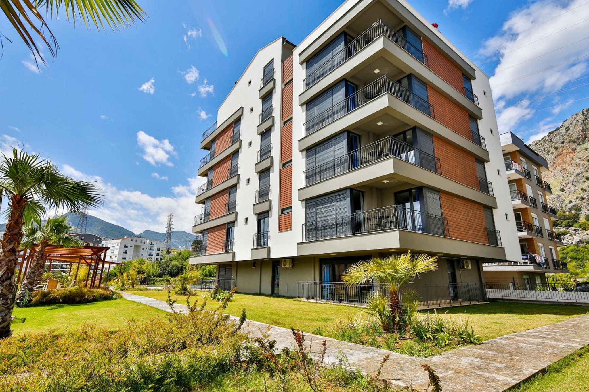 MENE SUITES - Image 1