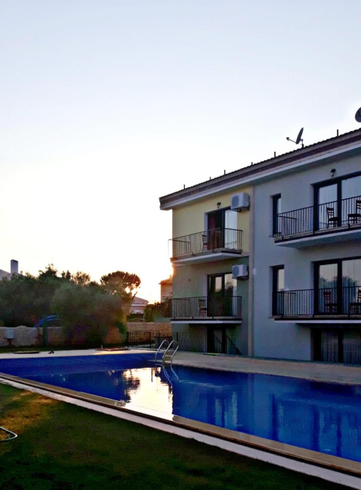 Karyada Hotel - Image 1