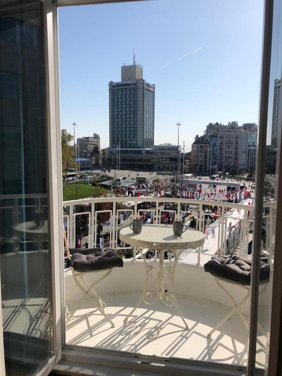 Great View of Taksim Square, Luxury Furnished on Main Street of Taksim, Partial Sea View fotoğrafı