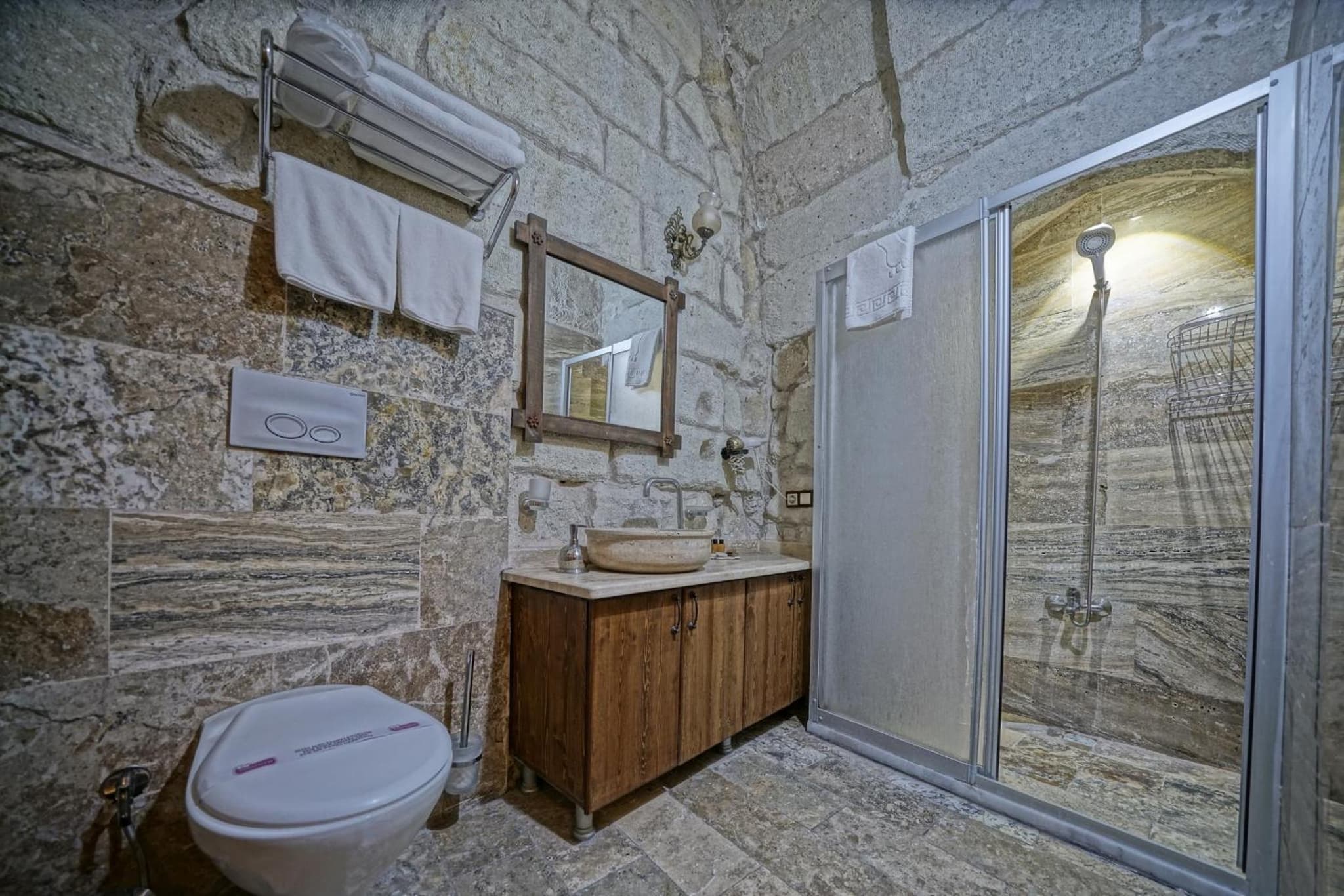 Emit Cave Hotel - Image 4