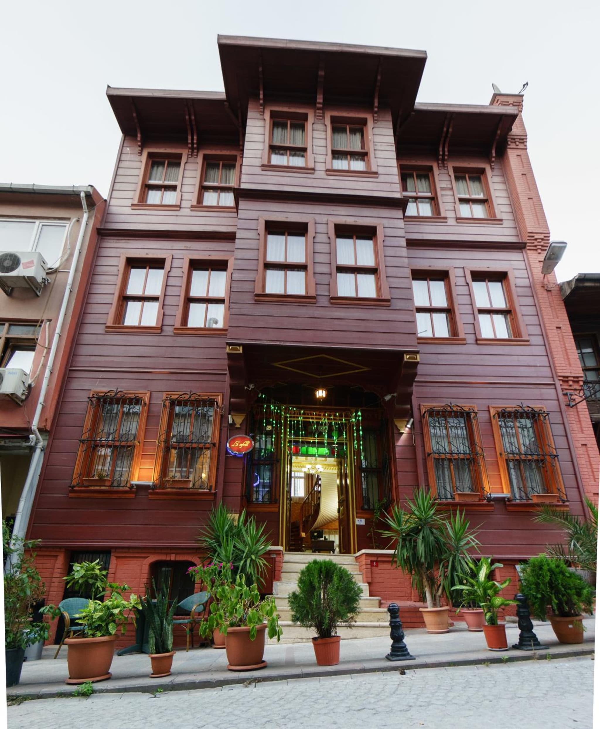 Le Safran Suite Hotel - Image 1