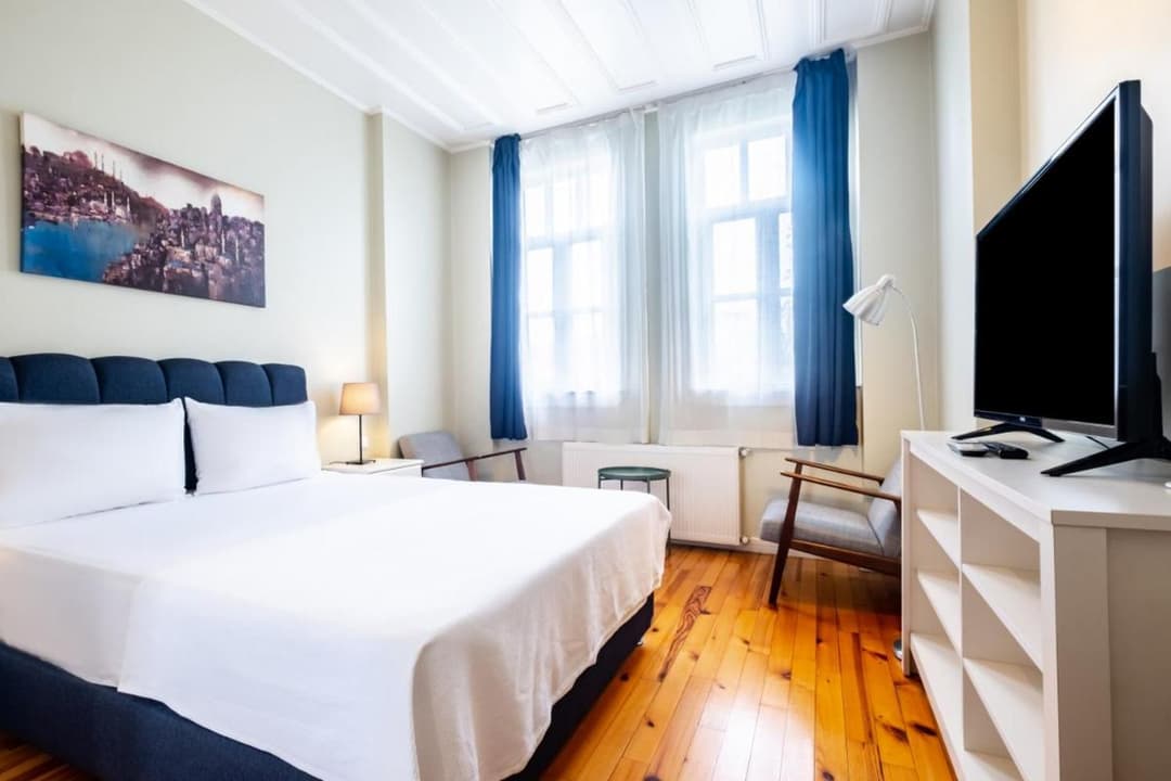 Superb Flat with Excellent Location in Sisli fotoğrafı