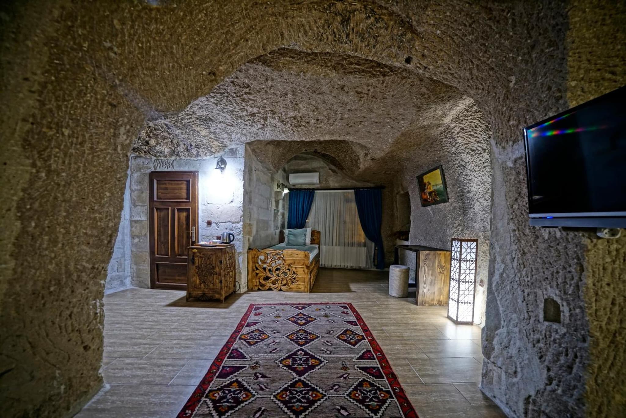 Holiday Cave Hotel - Image 2