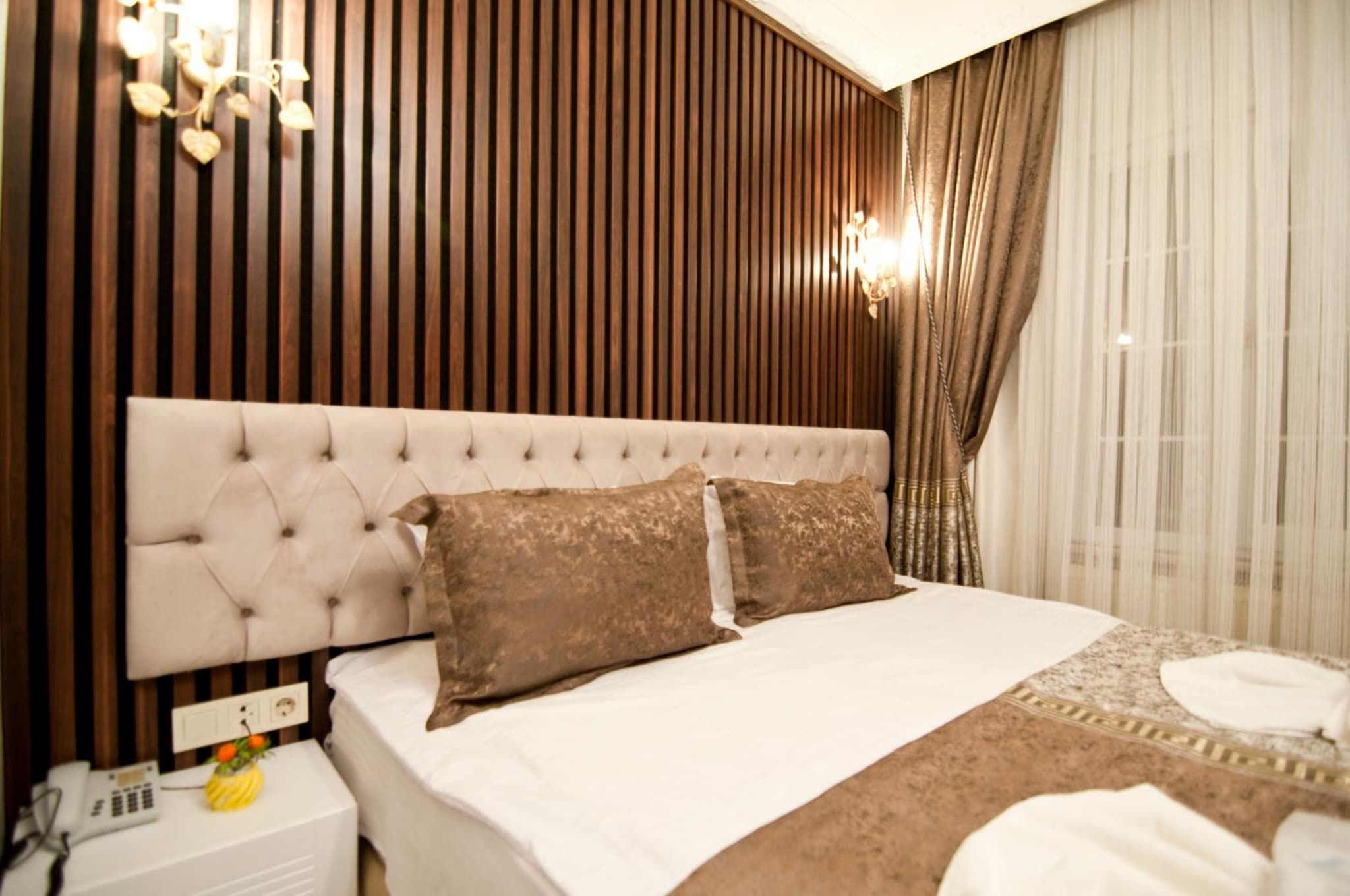 Hotel Broken Column - Image 3