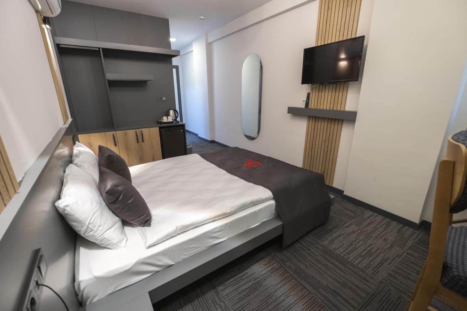 DEWY HOTEL - Image 3