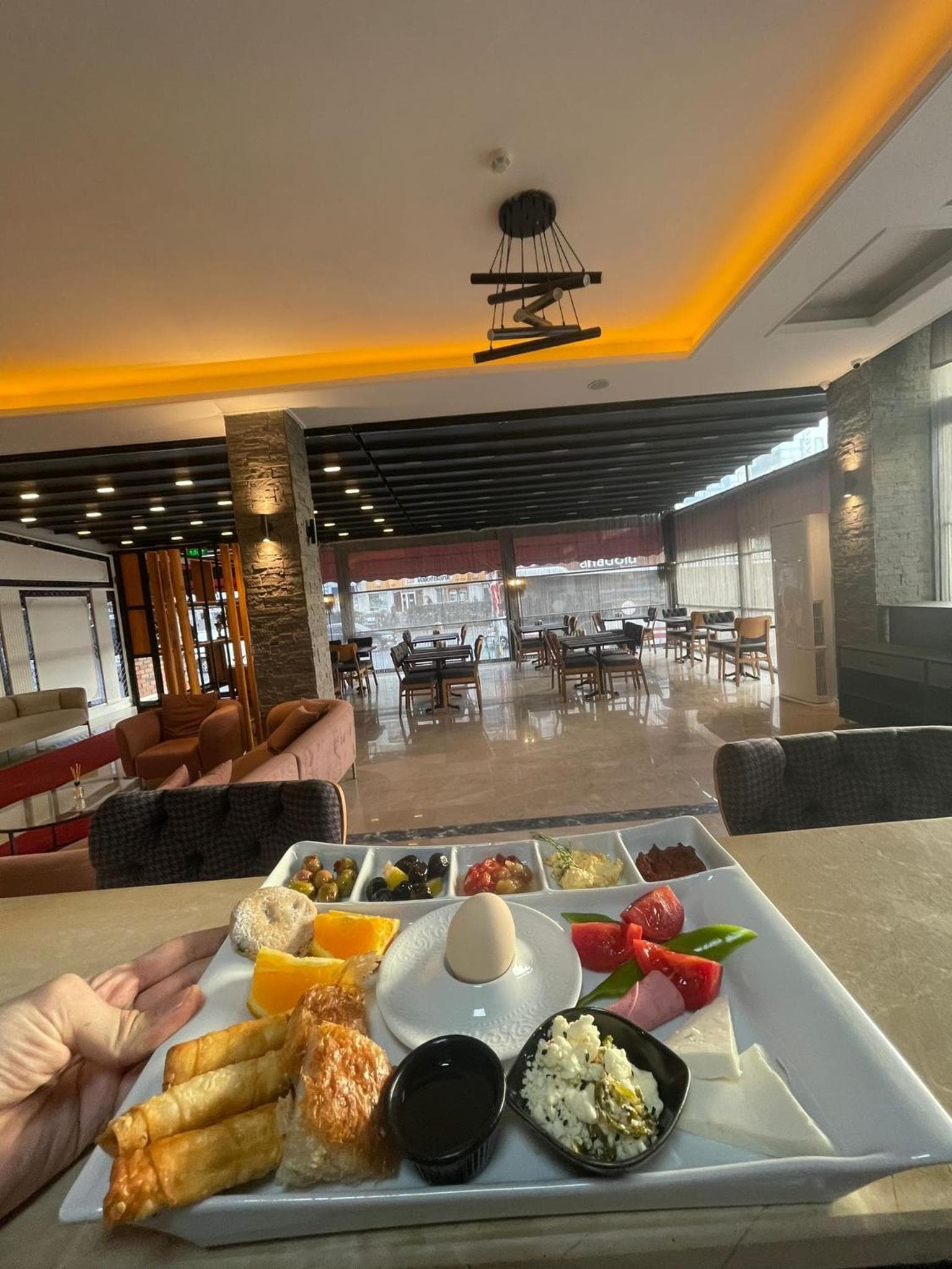 DEWY HOTEL - Image 1