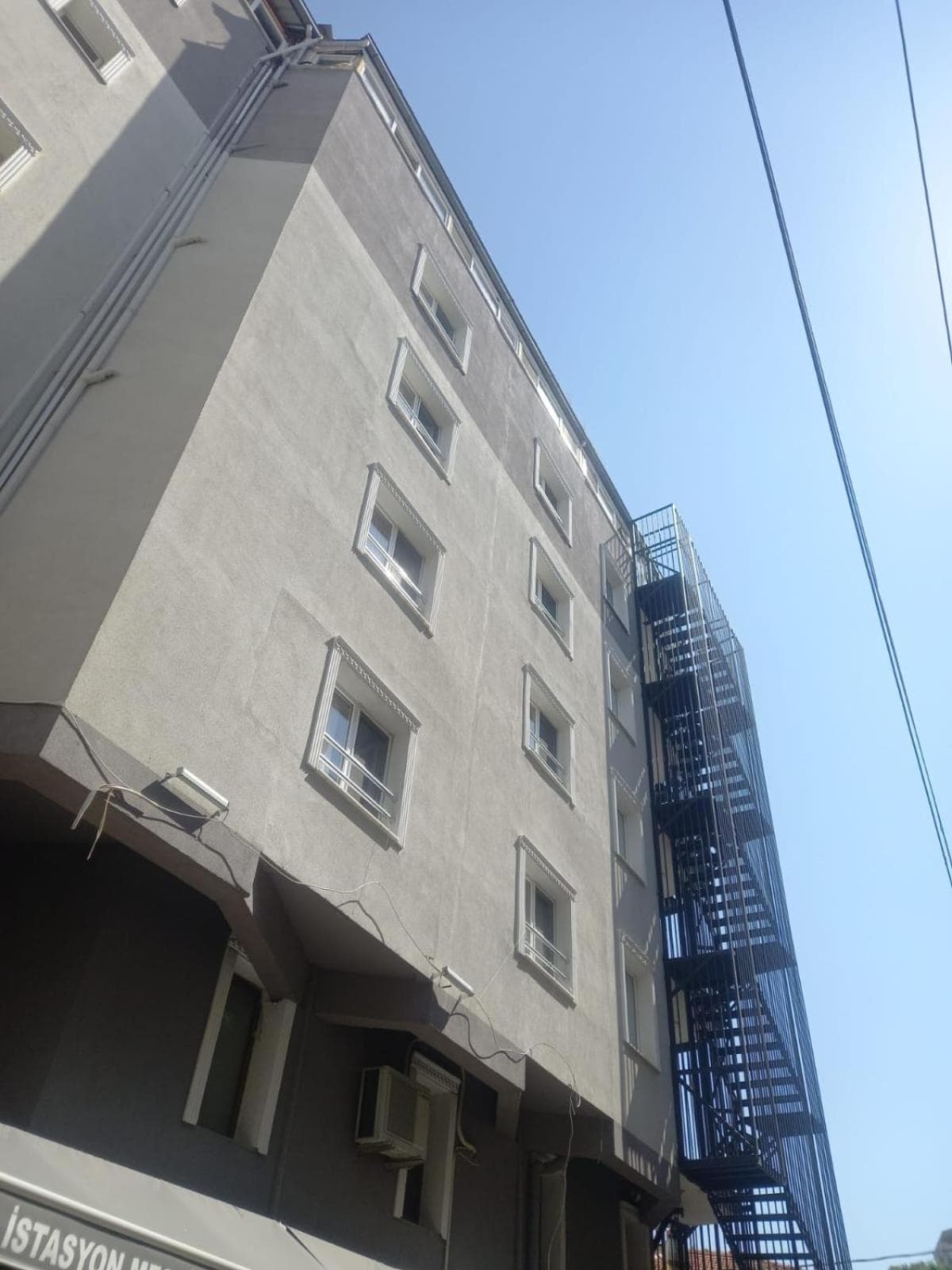 Red Green Hotel - Image 1