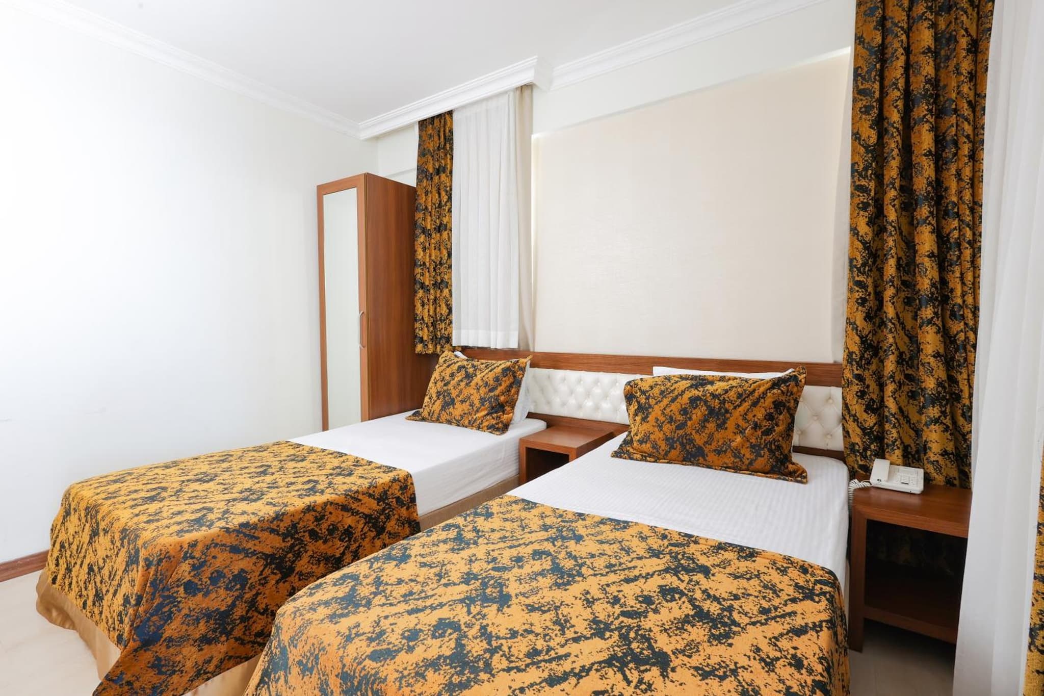 The Corner Park Hotel - Image 2