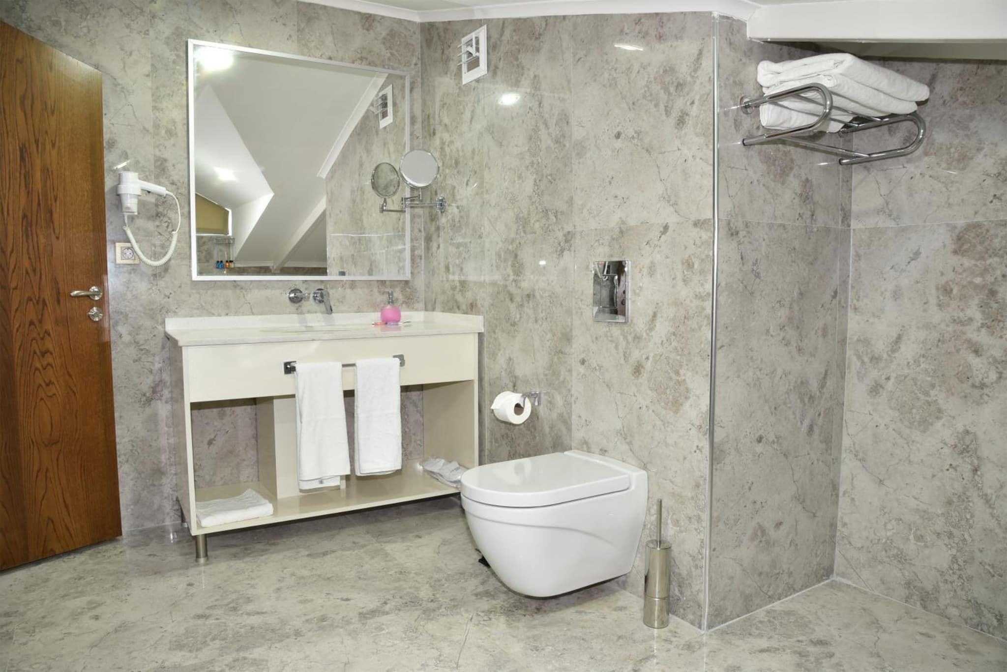 The Elegant Otel - Image 1