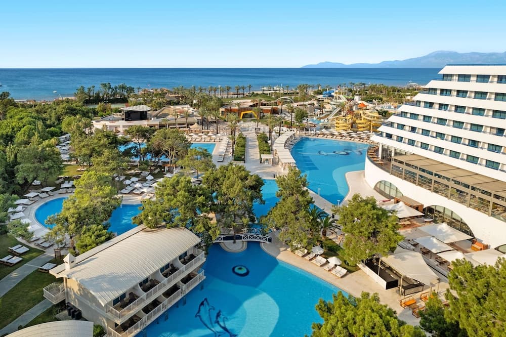 Titanic Deluxe Lara - Image 1