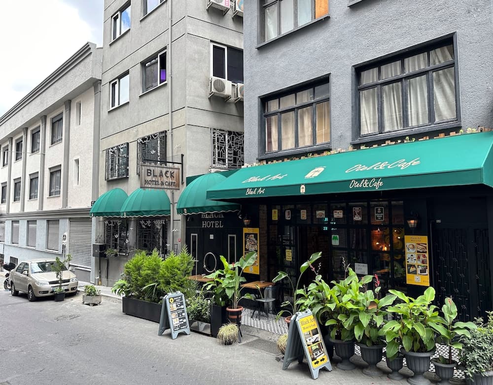 Black Art Otel - Image 1